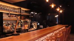 ワインバー アビアントの店内カウンター